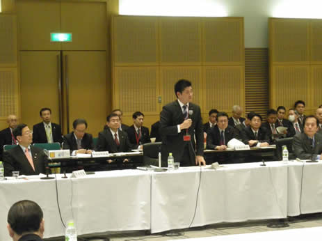 「会議で発言する仲川奈良市長」