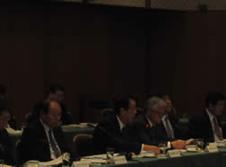 会議の様子（川端大臣）