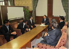 加賀谷企業団体対策委員会副委員長に提言・要望書を提出