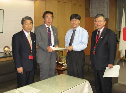 岡本保総務事務次官（中央右）に提言書を提出　