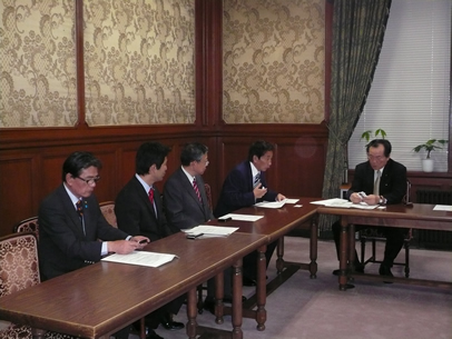 一川保夫民主党副幹事長（右）に提言書を提出