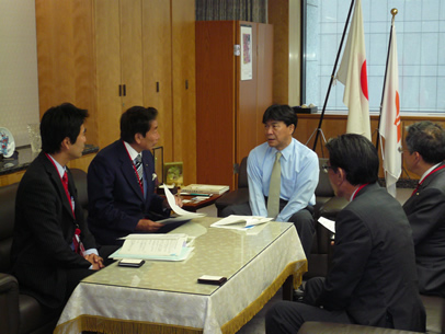岡本保総務事務次官（中央）に提言書を提出
