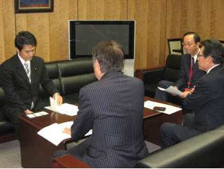 小川総務大臣政務官（左）に提言書を提出